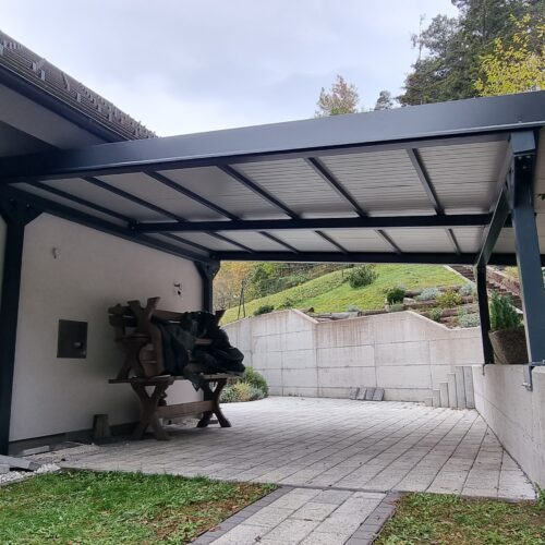 Nadstrešek ob hiši
